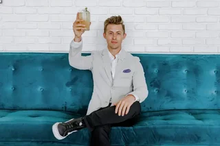 Zufriedener Unternehmer mit Durchblick im Zahlenwerk durch den Unternehmerberater Marco Teschner